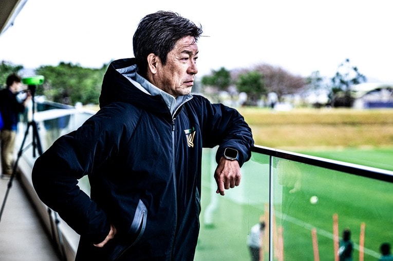 練習をみつめる東京ヴェルディの強化部長・江尻篤彦　©︎Atsushi Kondo