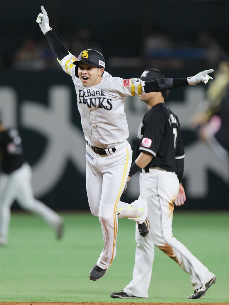 5月2日に川瀬のサヨナラ打で勝利した試合が、今季のターニングポイントだったと小久保監督は評する　©JIJI PRESS