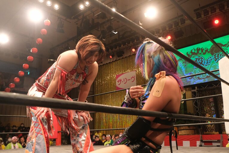 「スターダムをクビになって…」人気女子プロレスラーが初告白　ウナギ・サヤカ“超満員の自主興行”に密着して感じた「不思議な風格」(81)