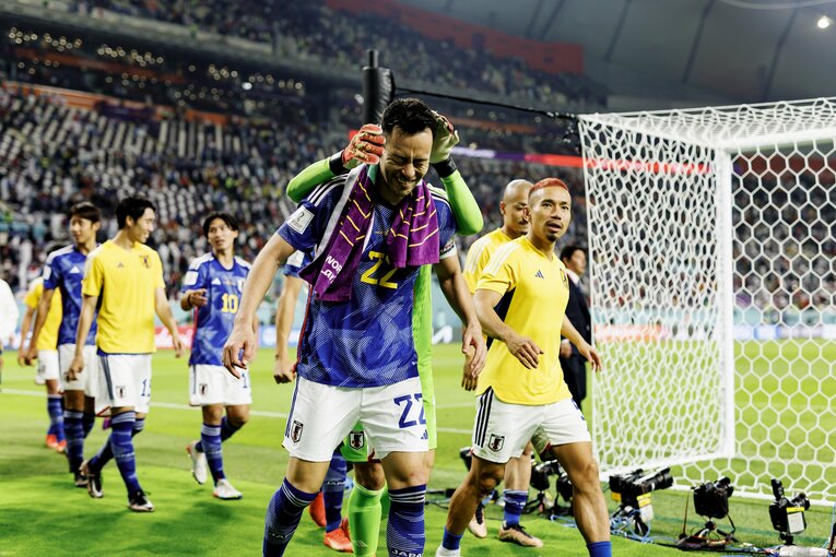 スペインに勝利し、吉田とじゃれる川島　©Kiichi Matsumoto／JMPA