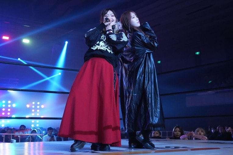 リングで「Victory Road」を歌うキャロfromナルコピクシーーと鹿島沙希。2月7日、大阪府立体育会館　©Essei Hara