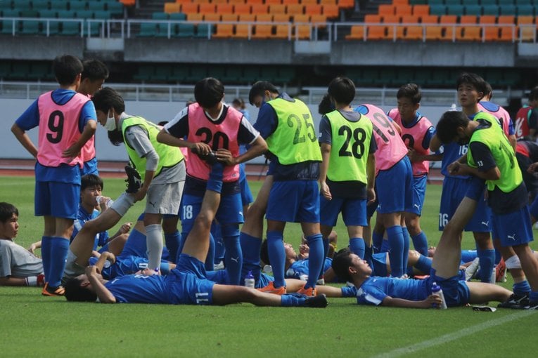 PK戦を前に選手たちのケアをするベンチメンバー。伊藤光輝は16番　©︎Takahito Ando
