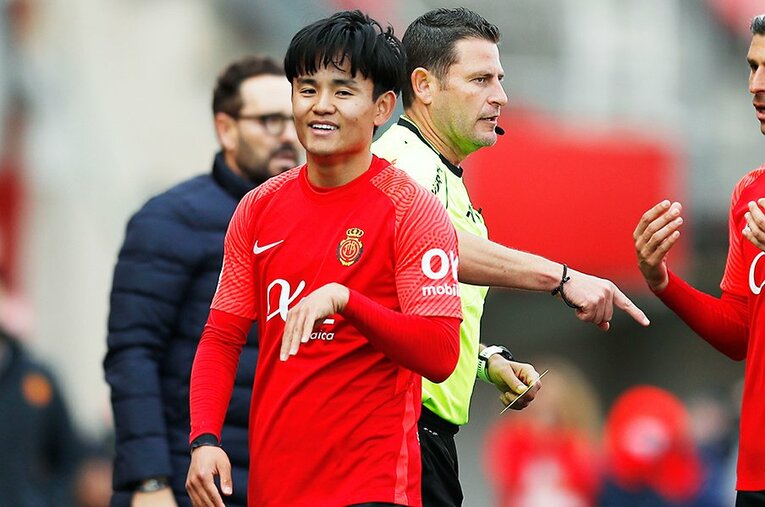 審判の判定に苦笑する久保建英。90分間を通してみるとゴール、アシストこそなかったものの、クオリティは高かった ／ photograph by Daisuke Nakashima