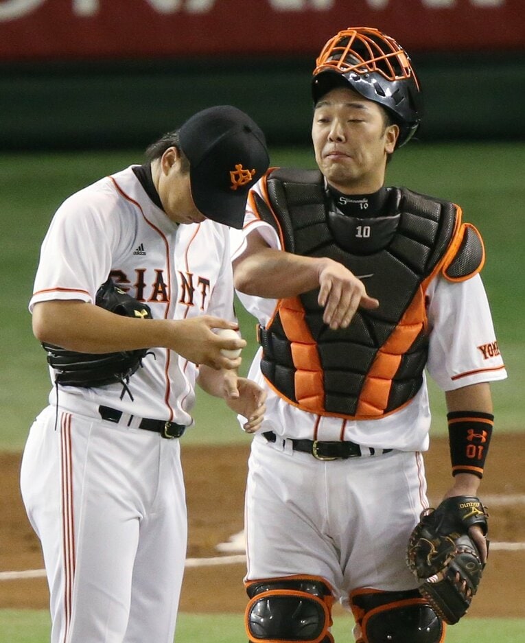 2012年10月28日、ピンチを招いた先発・澤村拓一の頭をたたく阿部　©JIJI PRESS