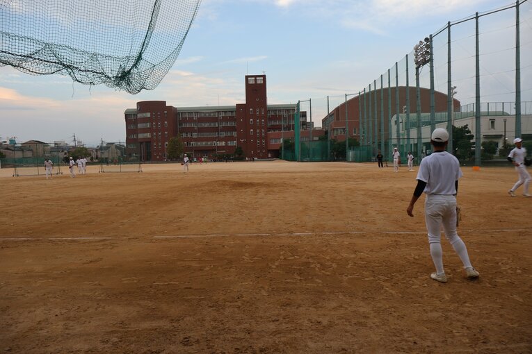 八尾高校のグラウンド。公立校らしく他の部との共同利用のため、変則的な形での利用だ　©Fumi Sawai