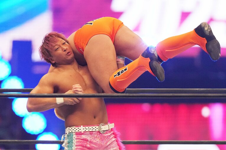 ザック・セイバーJr.をリフトする海野翔太　©Essei Hara