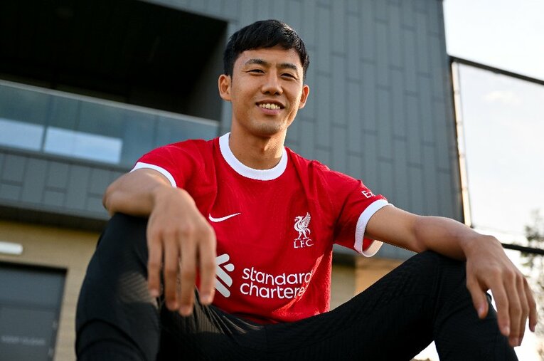 電撃移籍で名門リバプールに加入した遠藤航。着実にステップアップしてきた30歳の日本代表キャプテンが、若手時代に味わった“挫折”とは ／ photograph by Getty Images