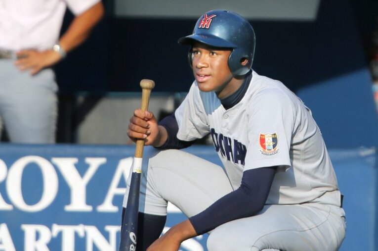 横浜高校時代、「スーパー中学生」と鳴り物入りで入学したが、ベンチ入りも危うい時期があった万波。高校時代を恩師が振り返る ／ photograph by JIJI PRESS