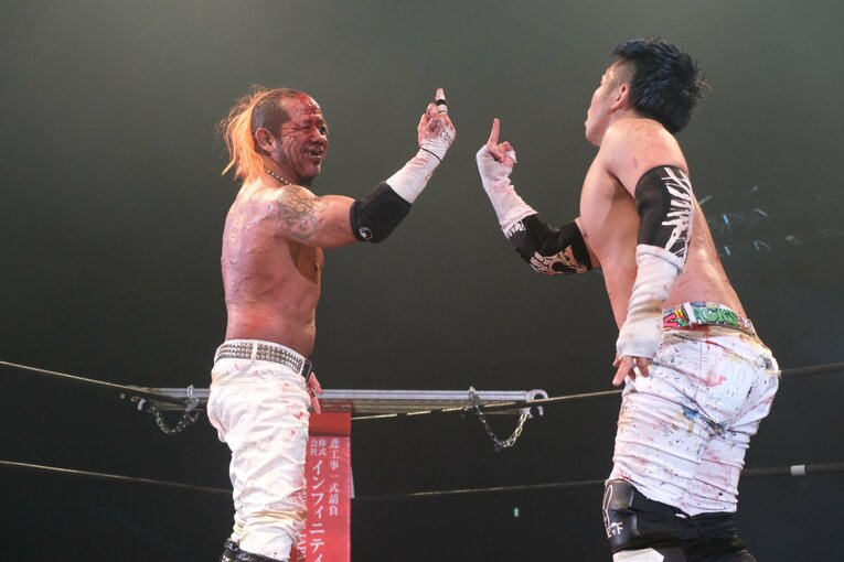 カリスマ葛西純「世の中は無駄な血を一滴も流すな」 頬を串刺し、人間ダーツ…それでもデスマッチが“ただの残虐ショー”ではない理由(33)