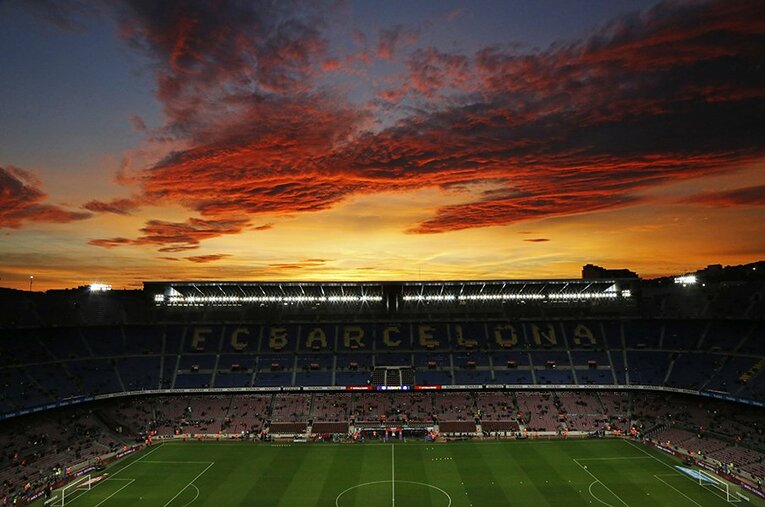 カンプノウと言えば大音量のイムノと鮮やかなコレオグラフィーが代名詞だが、バルセロナ随一の夕焼けスポットでもある。 ／ photograph by Daisuke Nakashima