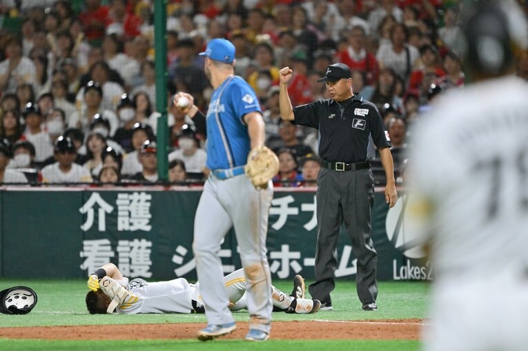 ［第4戦］ホークス中村晃が一ゴロで不運な悶絶の一部始終　©Hideki Sugiyama
