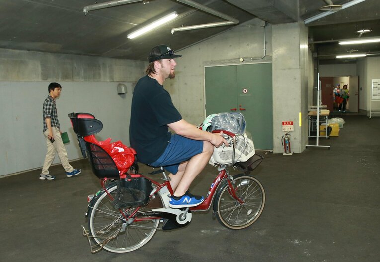 ママチャリで通勤するエルドレッド／広島 ／ photograph by Sankei Shimbun