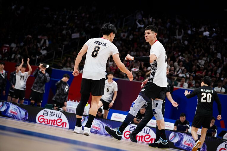関田誠大、高橋健太郎（VNLフランス戦）　©︎Volleyball World