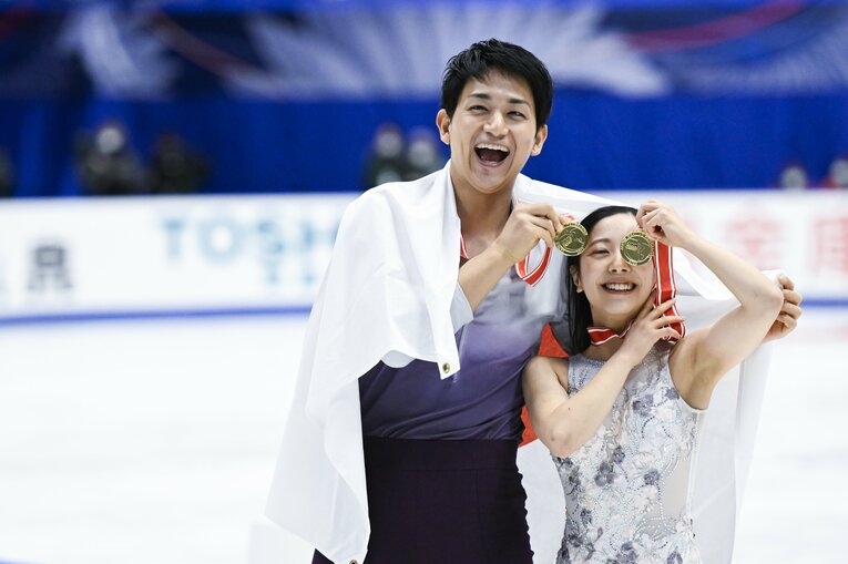 メダルを手にする2人　©Asami Enomoto