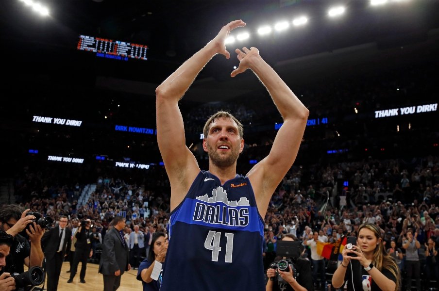 20歳で母国ドイツからNBA挑戦…ダーク・ノビツキーが過ごした最高の21年間、今もダラスの街で愛される「41」<Number Web> photograph by Getty Images