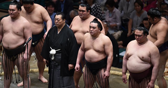 孤独”をまとった昭和の大横綱。北の湖は大鵬を「オヤジ」と呼んだ。（3