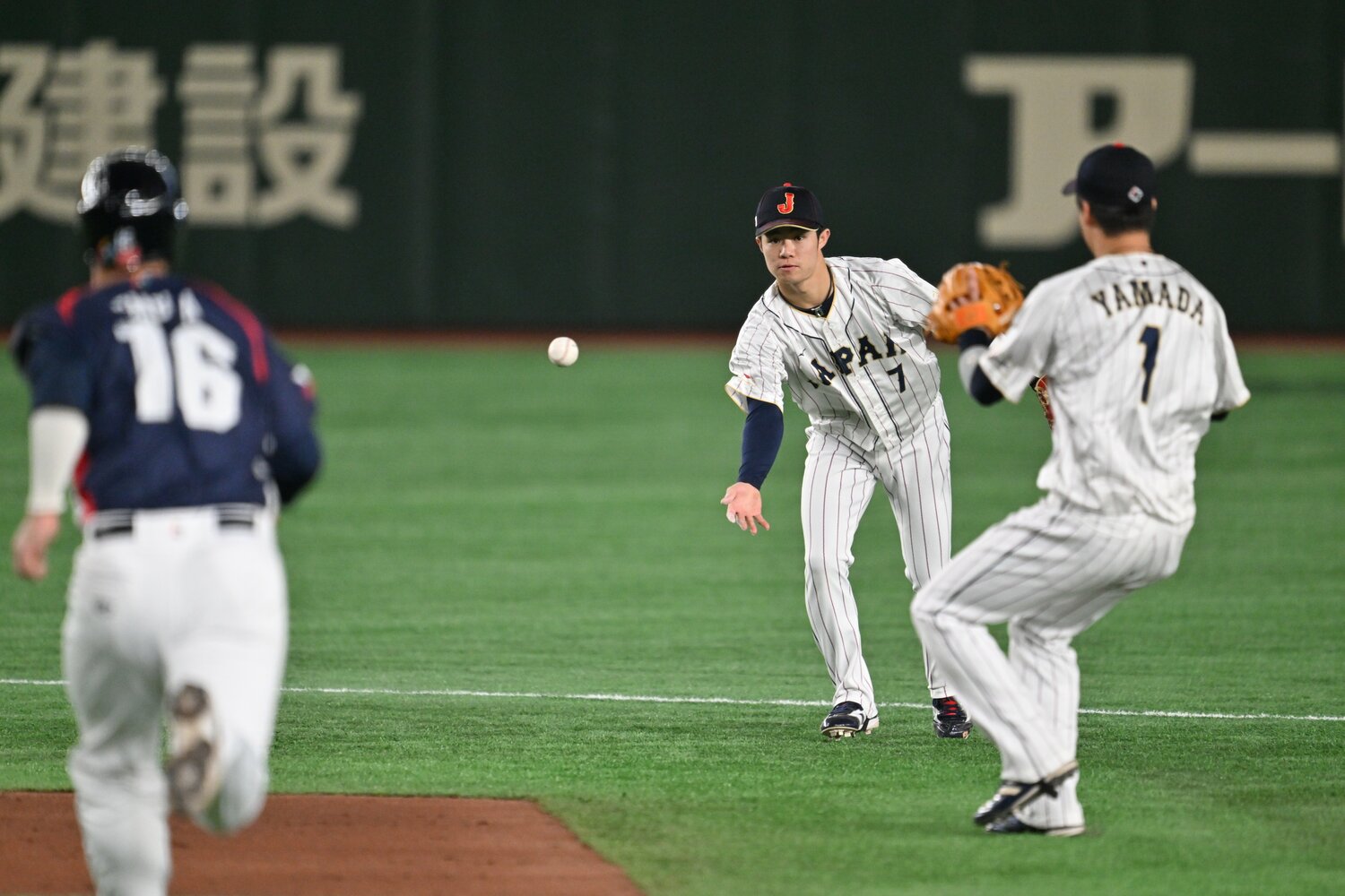 韓国戦で負傷した源田にかわりショートを任されている中野　©︎Naoya Sanuki