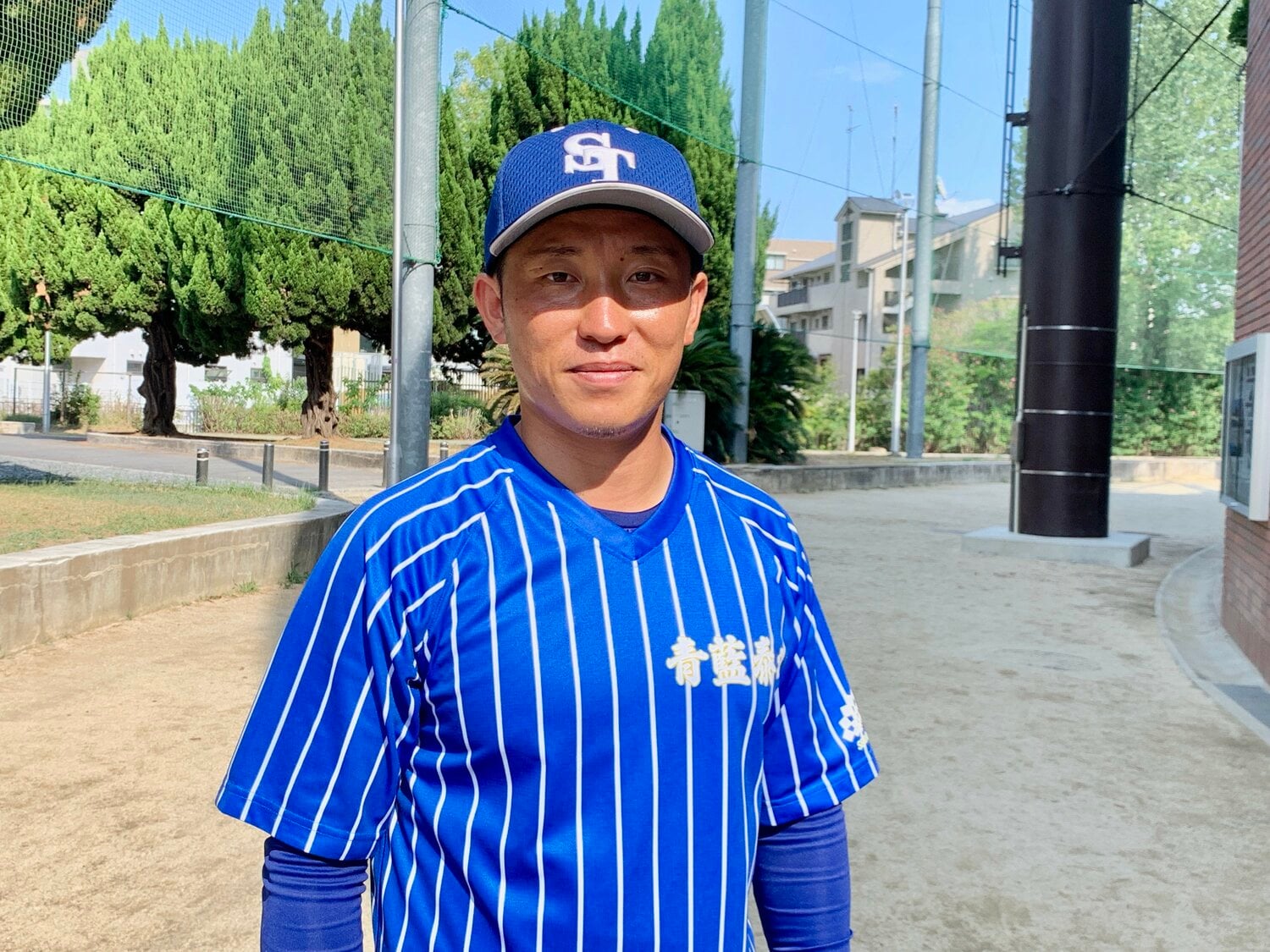 青藍泰斗を率いる青山監督。27歳の若手監督だ　©Genki Taguchi