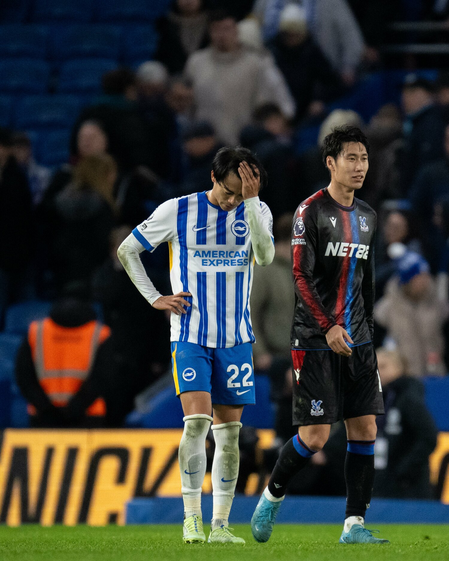 12月15日、アウェイでのブライトン戦。試合直後の鎌田と三苫。1－3でクリスタルパレスが勝利した　©Getty Images