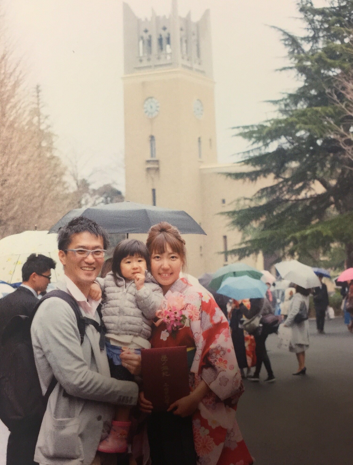 結婚と同時に通い始めた早大の通信課程は2017年に卒業。峻一さん、娘の果緒ちゃんと／本人提供