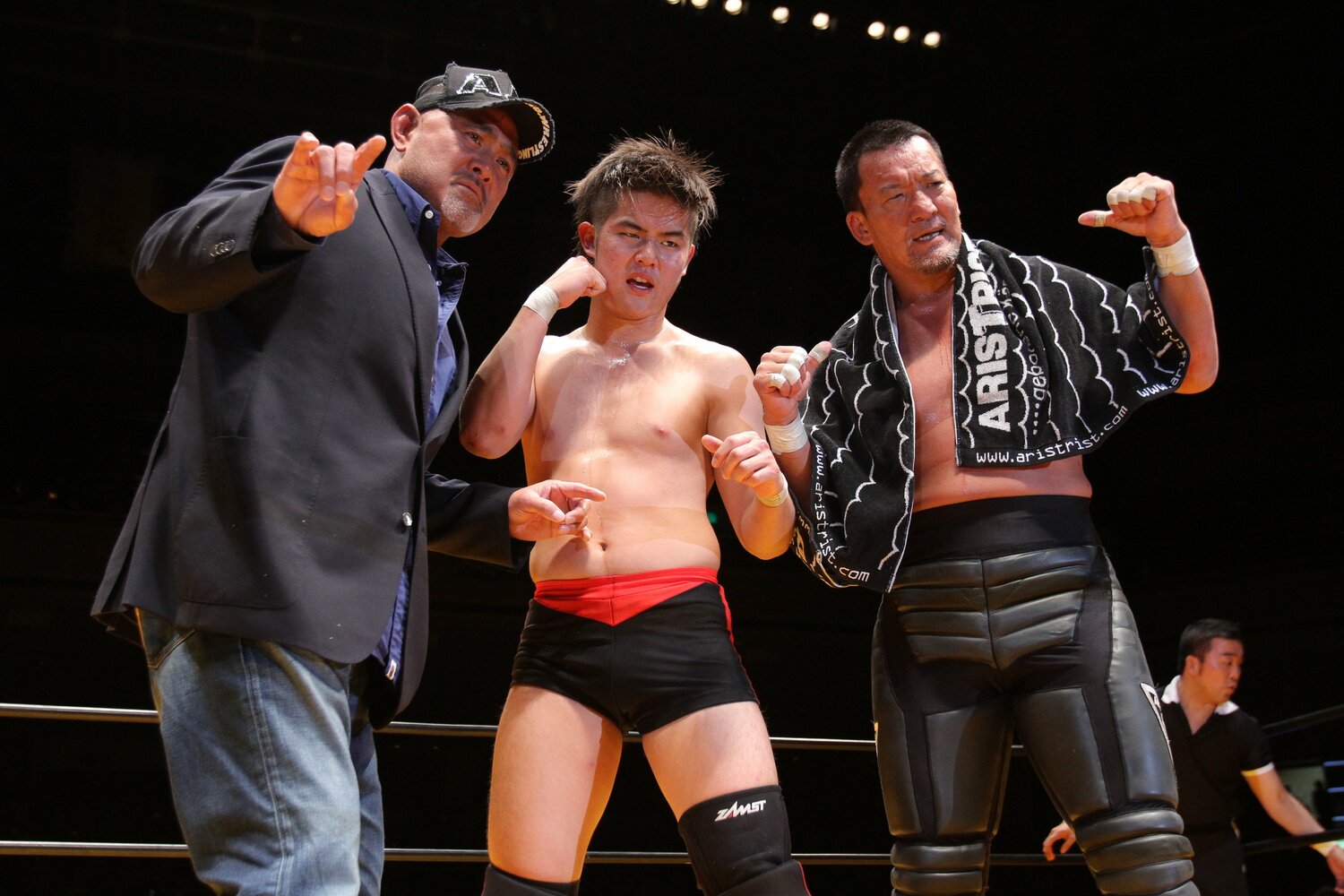 2011年、プロデビュー戦で蝶野正洋（右）と対戦した大地。左には中継の解説を務め、2戦目の相手にもなった武藤敬司の姿も　©AFLO