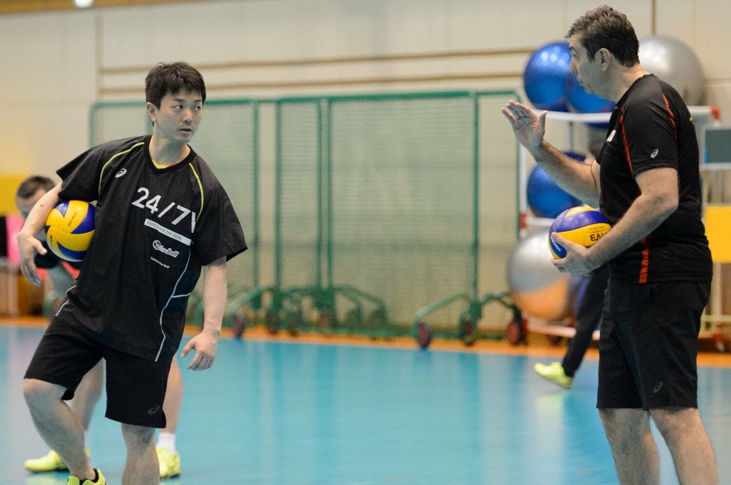 来日まもないブラン監督（当時コーチ）とコミュニケーションをとる村島トレーナー（2017年）©️Asami Enomoto