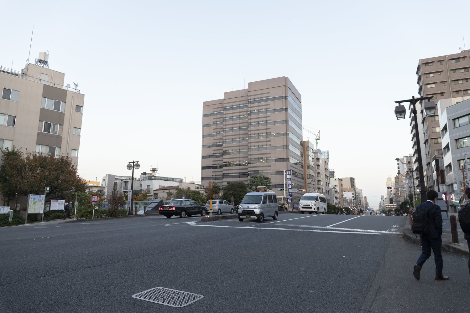 「洲崎球場」の跡地へ向けて、まずは東西線・木場駅を出て永代通りへ