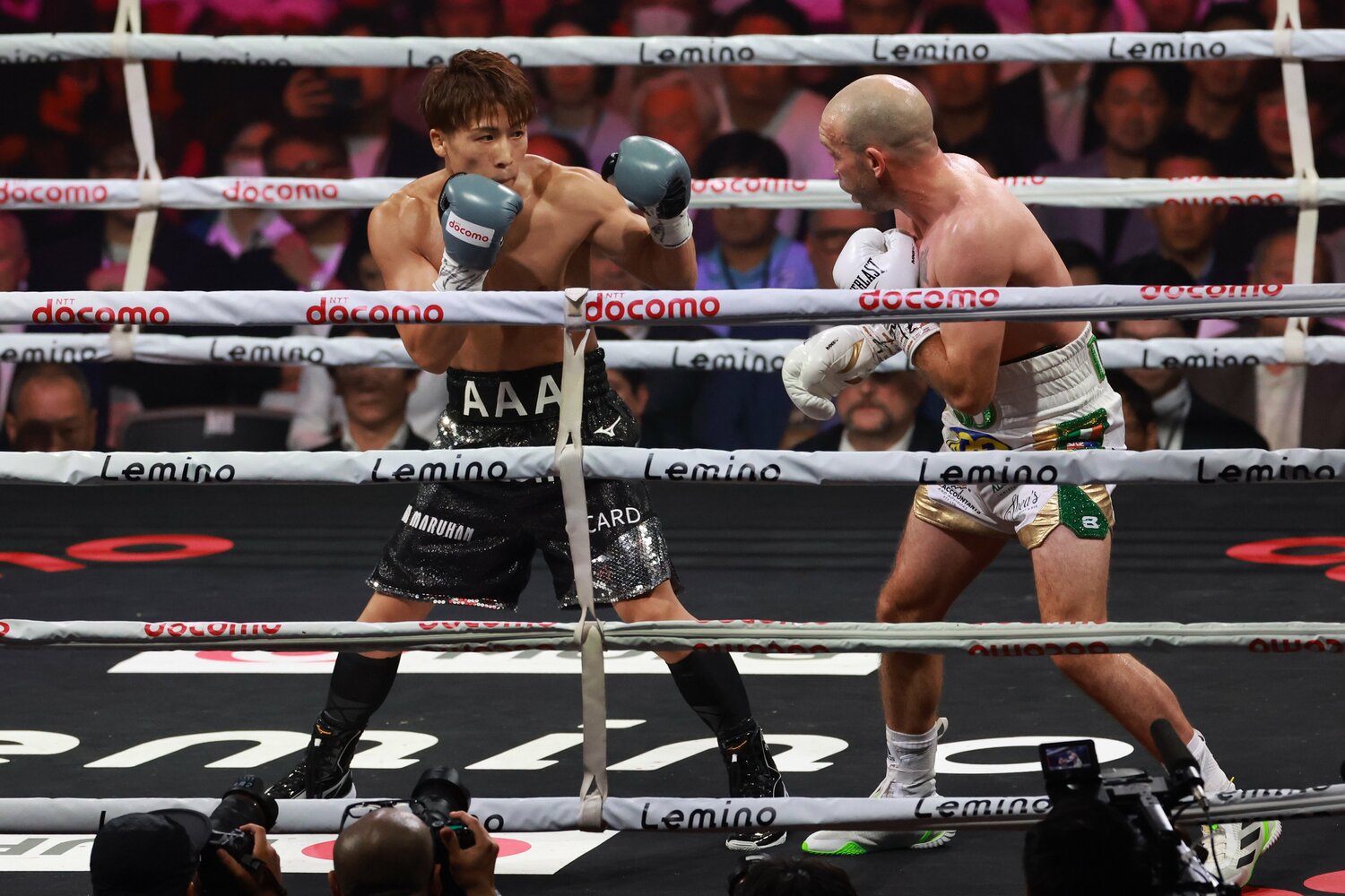 距離を詰め、ドヘニーに無言の重圧をかける井上　©︎Naoki KItagawa