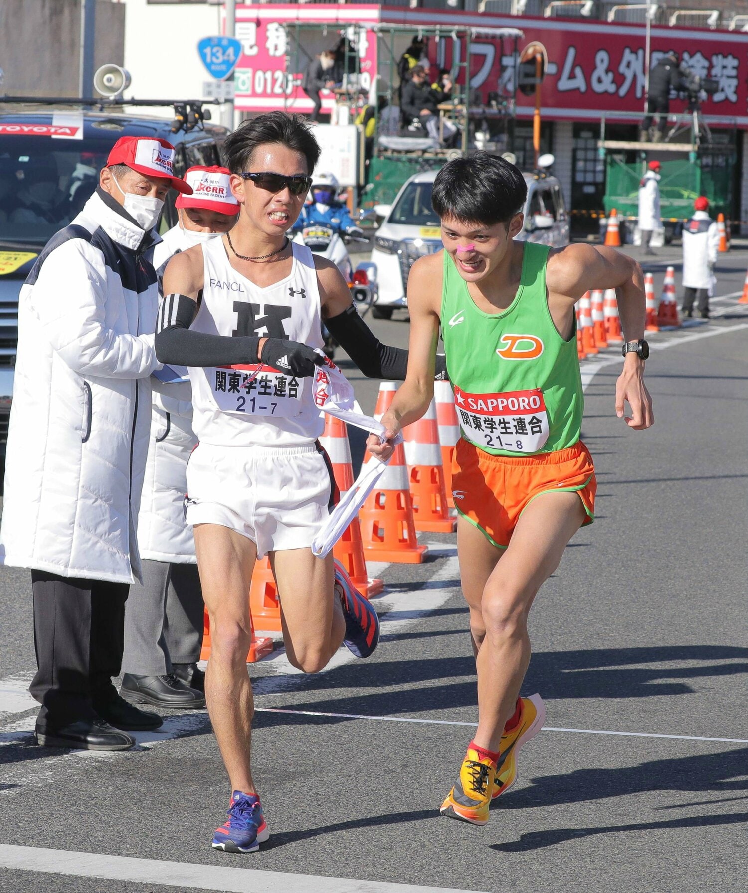 田島（左）は98回大会で学連選抜として復路7区を走っている　©JIJI PRESS