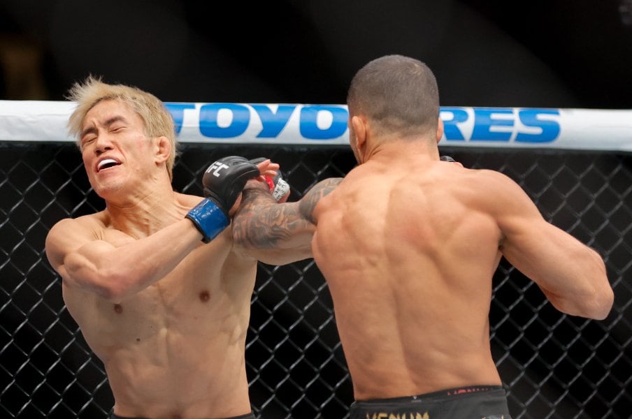 「朝倉海の顔が真っ赤になって…」右腕一本で衝撃の失神…“異例のUFC王座挑戦”も王者は辛口評価「日本から来たヤツがベルトを奪えると思ったか？」＜Number Web＞ photograph by Getty Images