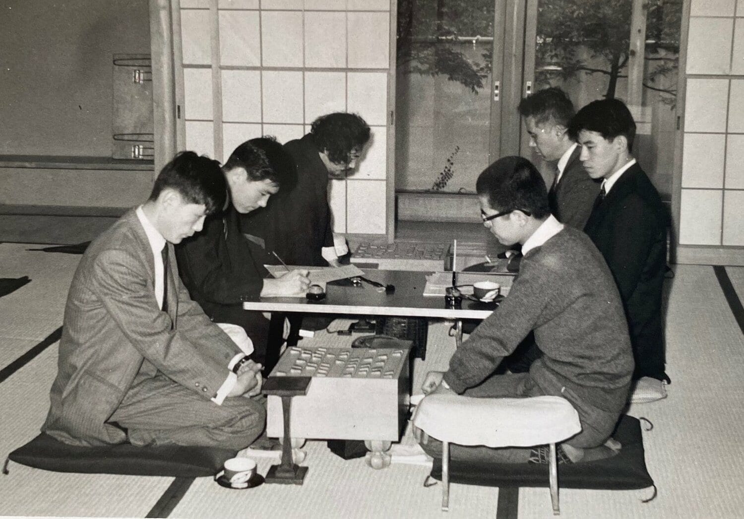 手前は、1965年9月に行われた米長邦雄五段（左・当時22歳）と中原誠四段（同18歳）の王座戦の対局。米長が先輩の貫録を示し、中原のデビュー戦を撃破した　©Noboru Tamaru