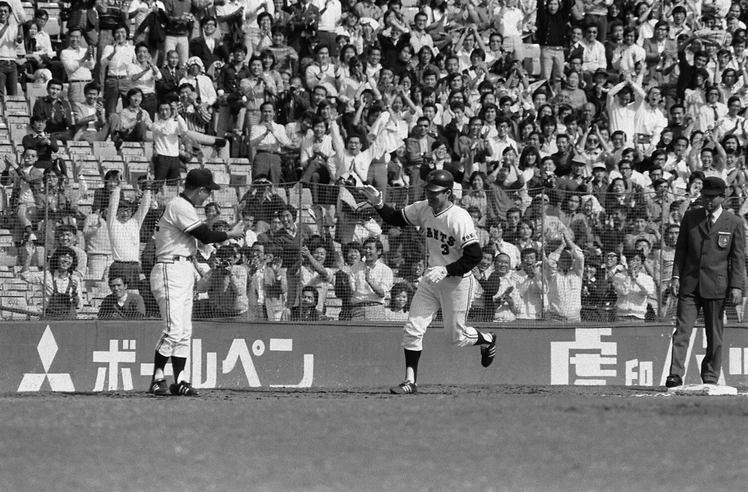 引退試合で通算444号となるホームラン。この時点ではまだスタンドに空席も目立つ　©JIJI PRESS