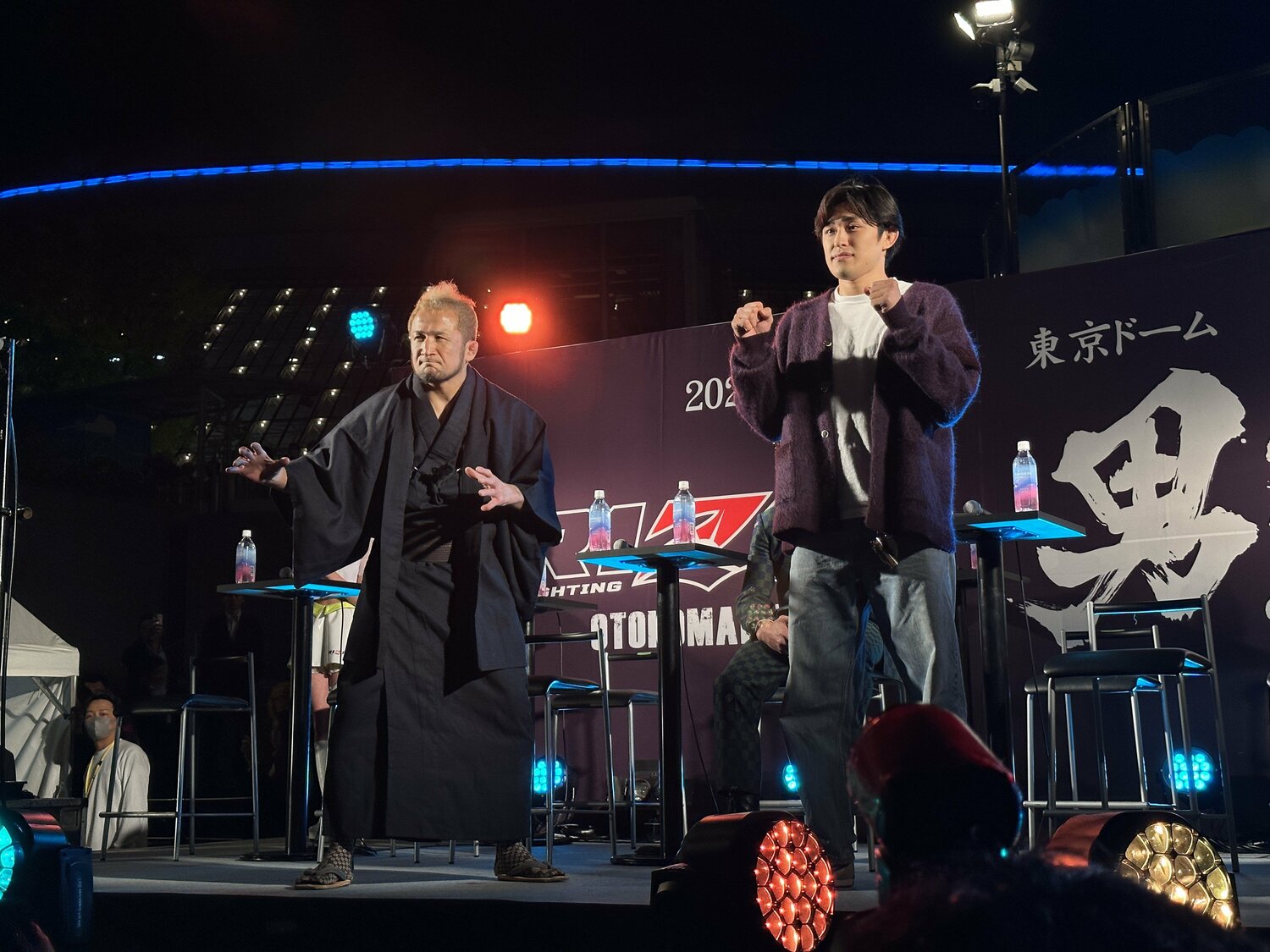 東京ドームシティで行われたカード発表会見。選手たちの向こうにドームの屋根が見える　©Norihiro Hashimoto