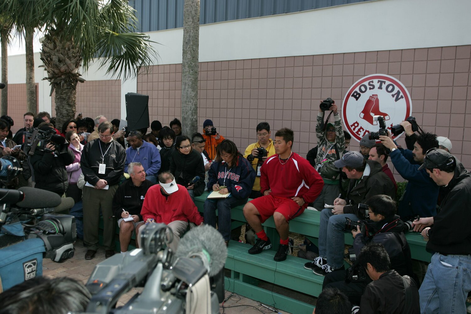 レッドソックスのキャンプ初日、多くの報道陣に囲まれた松坂大輔（2007年）©︎Hideki Sugiyama