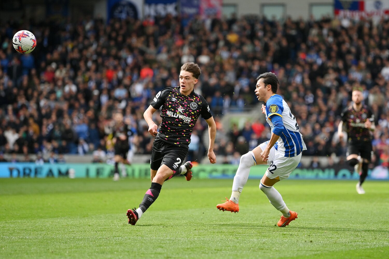 GKスティールからのロングパスに素早く反応、相手右SBヒッキーを置き去りにしてループシュート（1／2枚）　©Getty Images