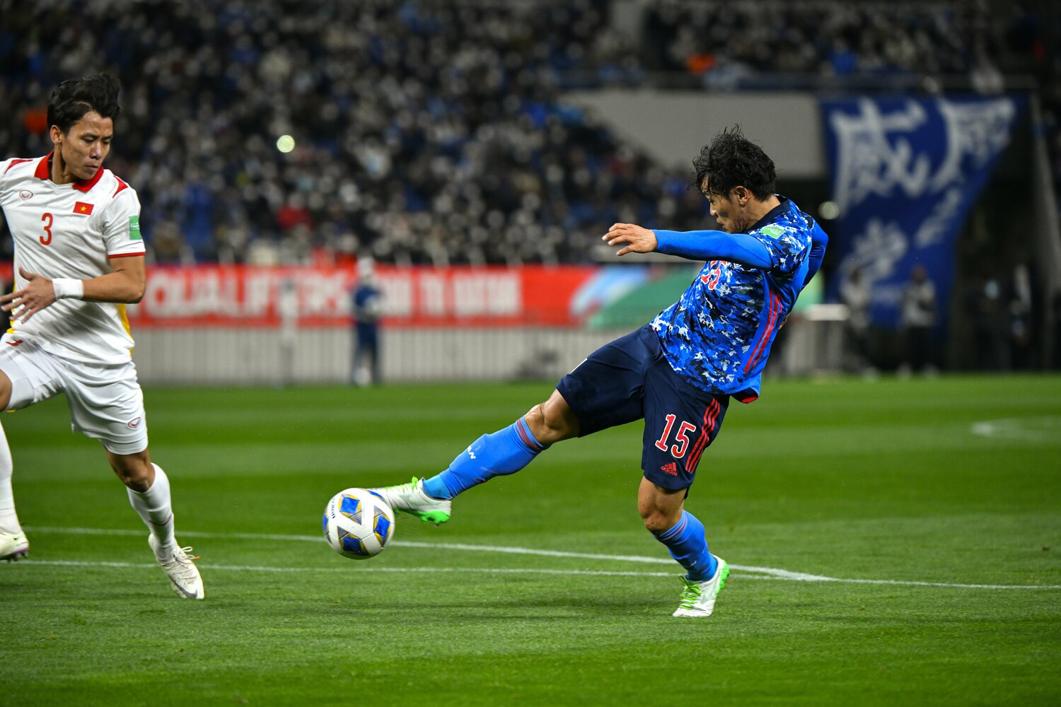ベトナム戦の前半、シュートを放つ旗手怜央。代表初先発となったが、大きなインパクトを残すことはできなかった　©Takuya Sugiyama/JMPA