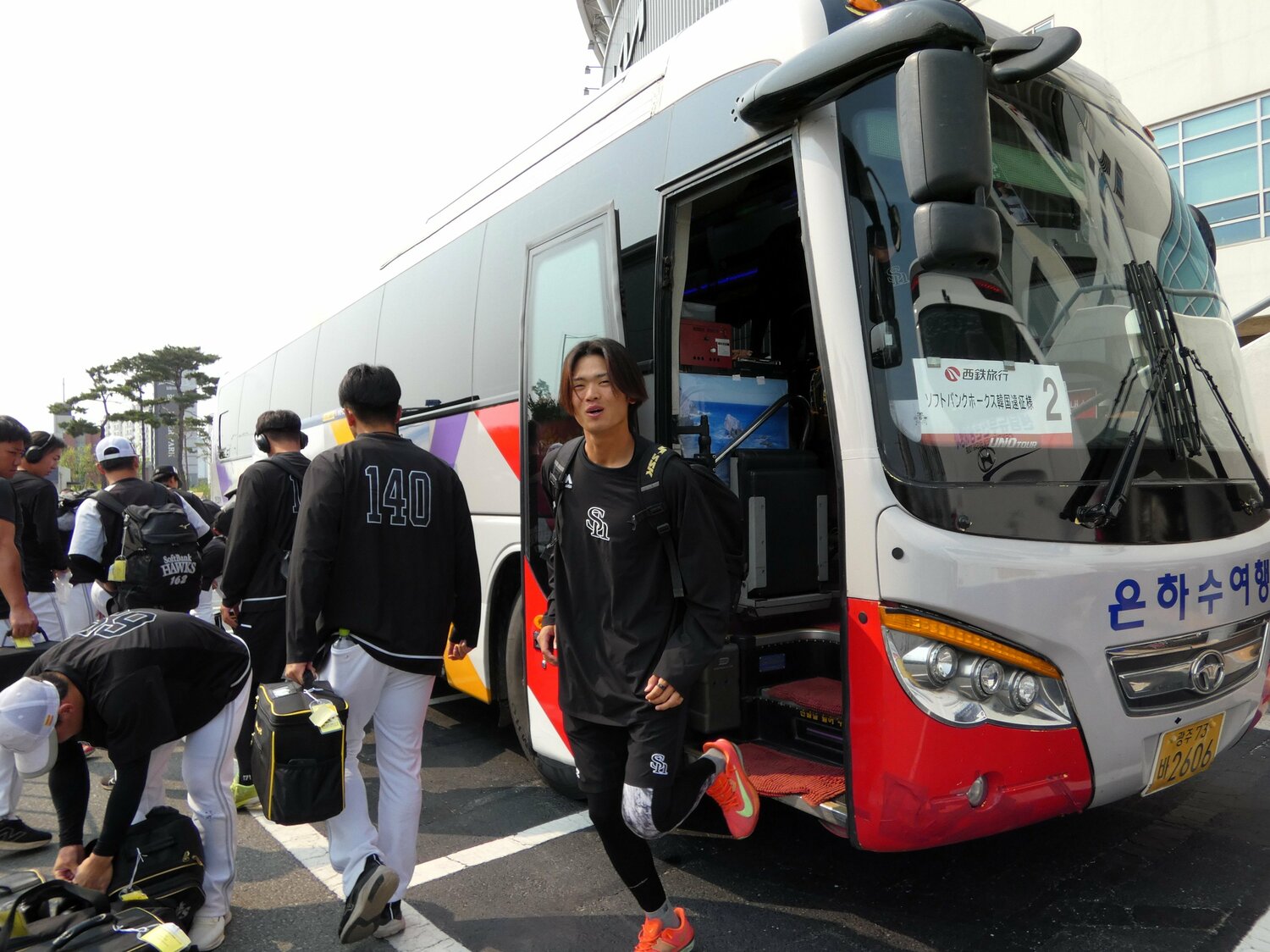 韓国に遠征した3軍選手たち。バスから降りてきたのは3年目・佐藤航太外野手。育成枠ながら昨年8月にはウエスタンで月間MVPを獲得