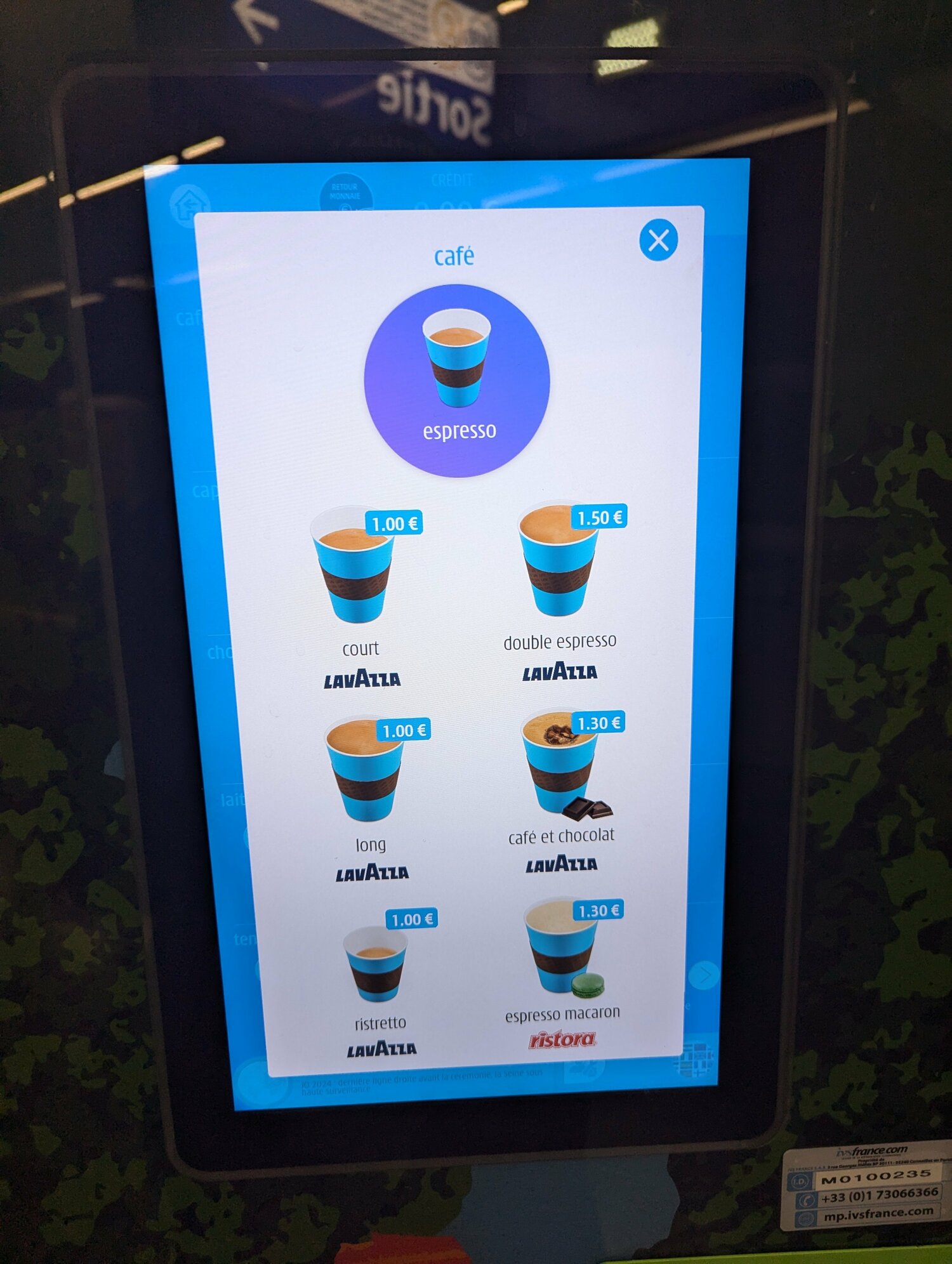 地下鉄駅にあるエスプレッソの自販機 ©Yu Saito