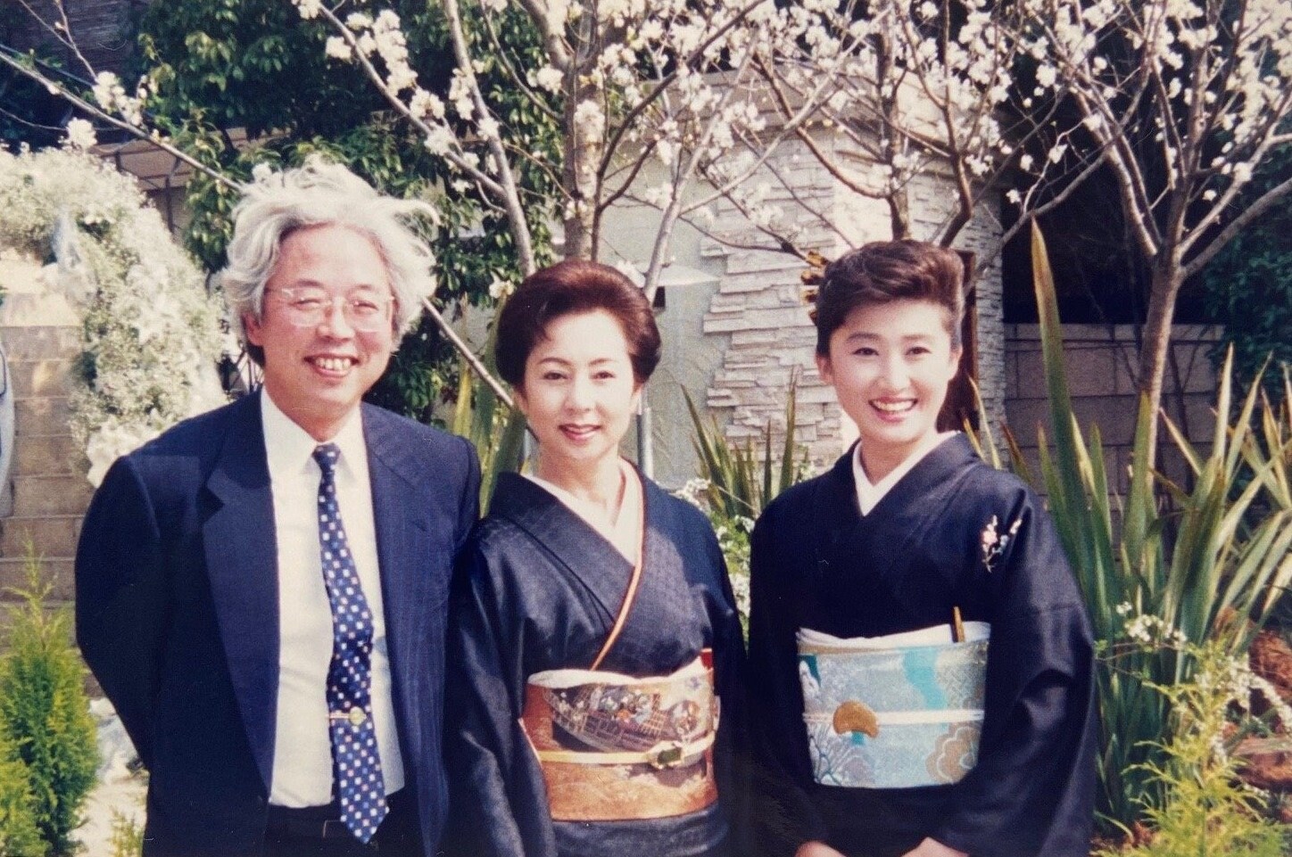 （左から）田丸、女優の山本陽子さん、芦川よしみさん　©Noboru Tamaru