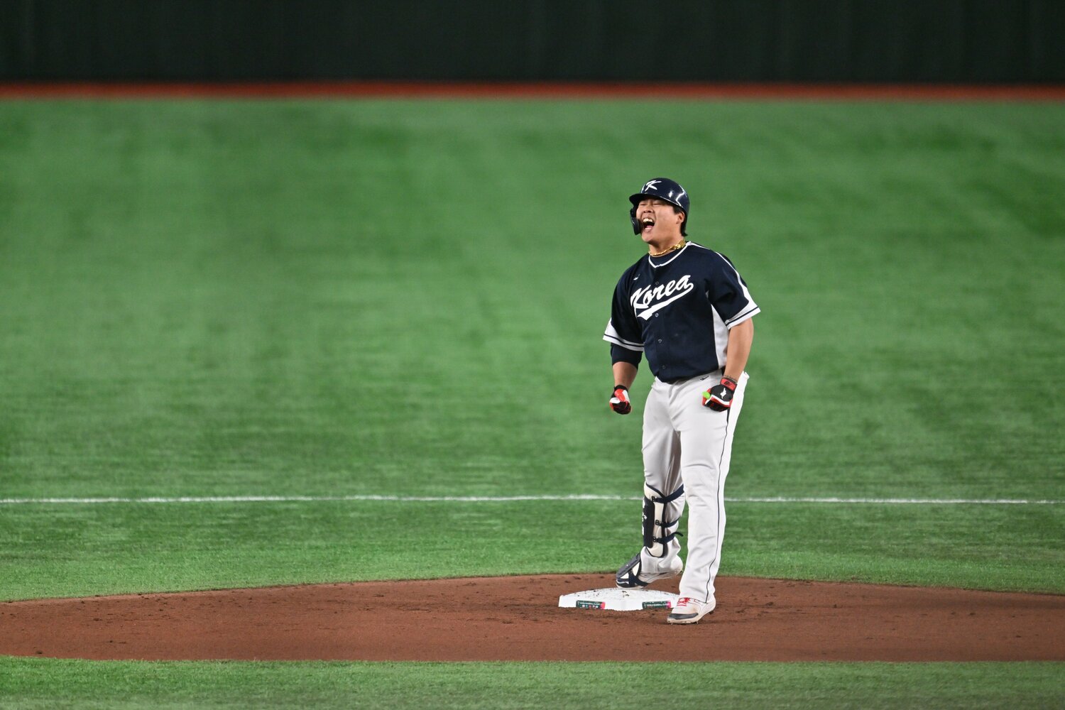 大喜びの韓国選手。日韓戦ではオーストラリア戦の失敗から学び、足をベースから離さず感情をあらわに　©Naoya Sanuki