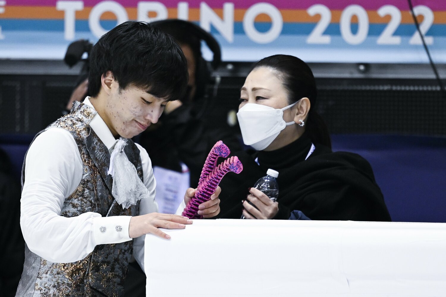 うつむきながらリンクを後にする三浦佳生と佐藤紀子コーチ　©︎Asami Enomoto