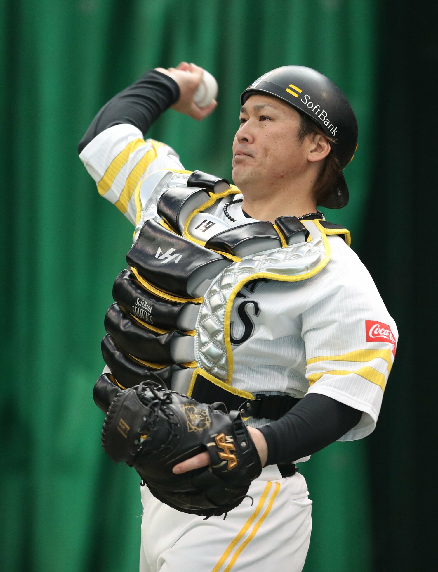 ソフトバンクの甲斐も長年ハタケヤマのミットを愛用している　©︎JIJI PRESS