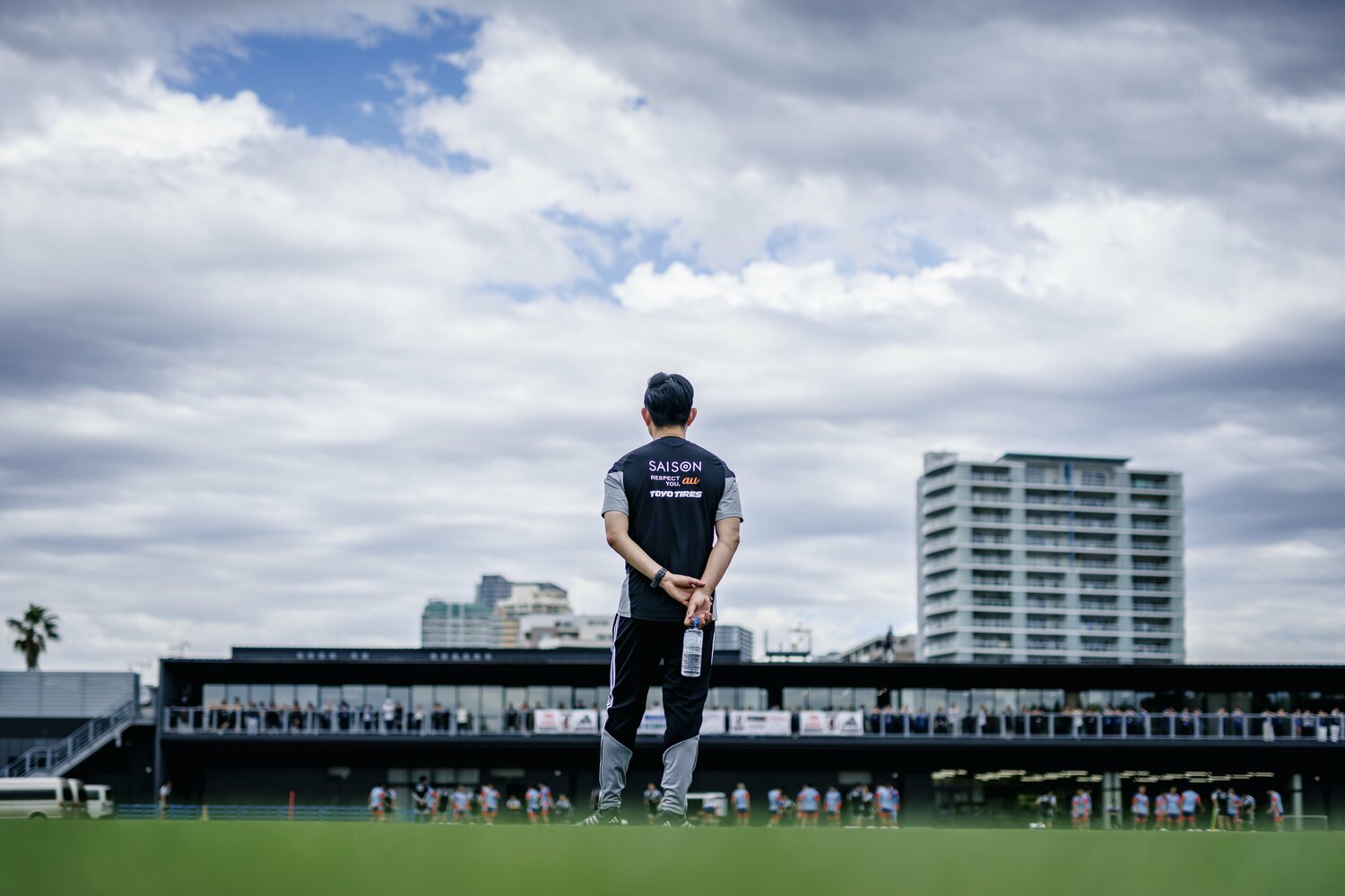 写真は北中米W杯に向けた練習で。全体が見える位置から選手たちを観察する森保監督　©Kiichi Matsumoto