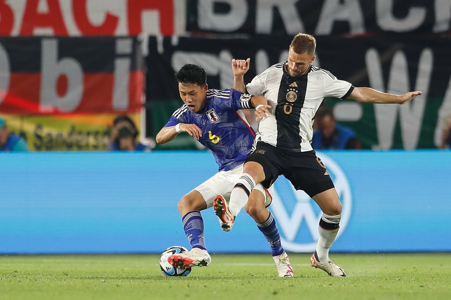 4－1でドイツに勝利した23年9月、遠藤航のデュエル　©Mutsu Kawamori