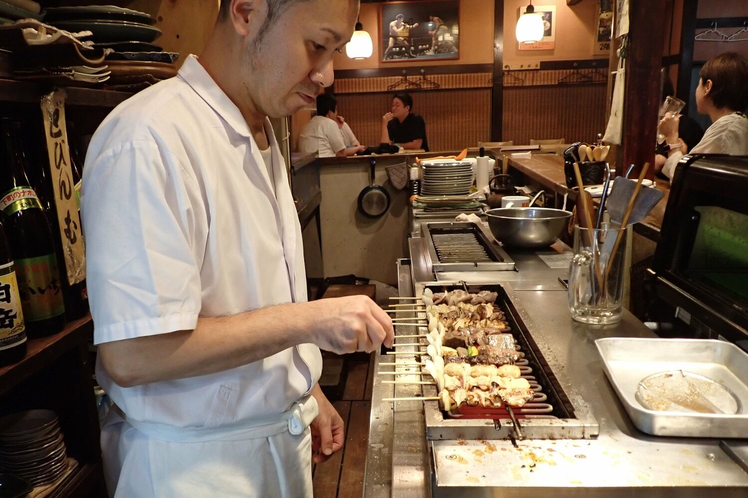 こまめに焼き上げるこの道27年の職人　©Essei Hara