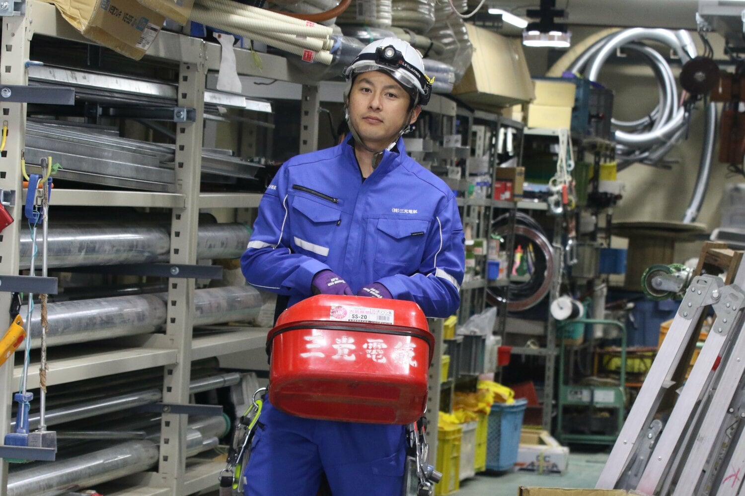 親族が経営する電気工事会社で汗を流す　©︎Takahito Ando