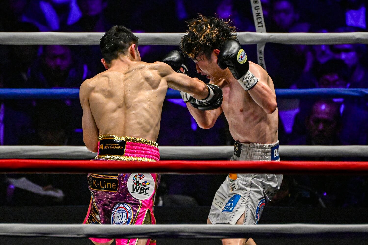 終盤になってもなお前進を続け、愚直に右を放つ阿久井　©Takuya Sugiyama