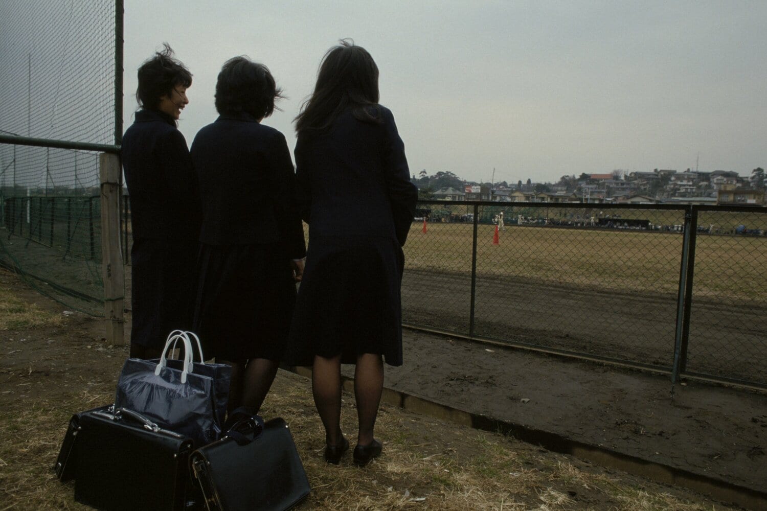 資料写真、1985年撮影。期末試験の途中立ち寄った女子高生たちの姿も　©BUNGEISHUNJU