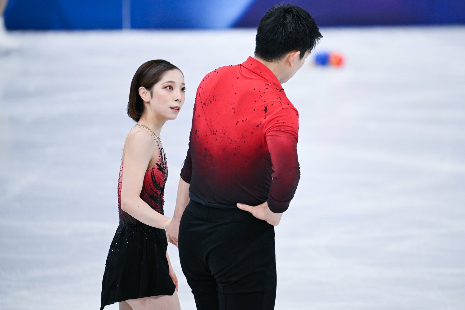 SPの演技を終え肩を落とす木原に声をかける三浦 ©Asami Enomoto/ JMPA