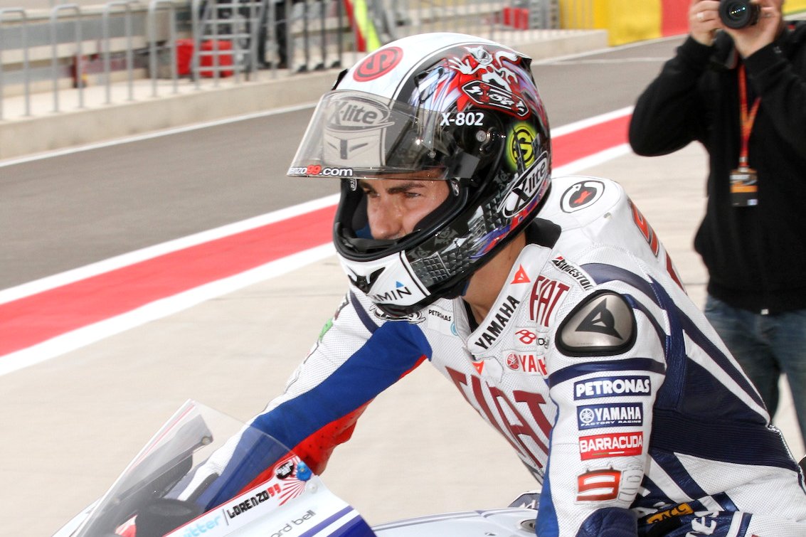 しょーやが亡くなった直後のアラゴンGPで、ロレンソはしょーやデザインのヘルメットを着用した　©Satshi Endo